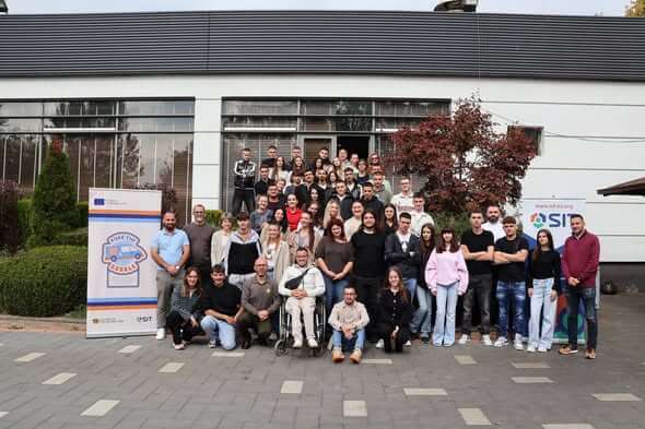 Mladi i omladinski radnici iz Srbije i Kosova* zajedno evaluirali rezultate projekta „Poke the bubble“ u Prištini